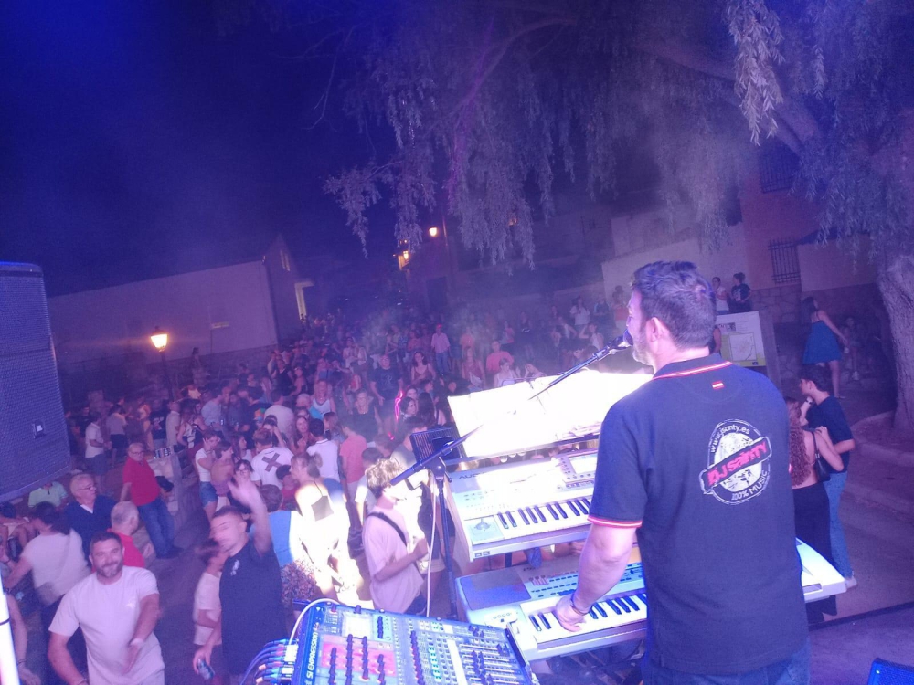 Música en directo para bodas: así es el espectáculo de Santy